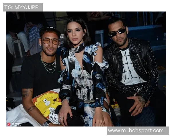 内马尔携家人共度甜蜜时光演唱会现场与女友亲密互动引热议